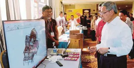  ?? [FOTO FARIS ZAINULDIN/BH] ?? Mustapa melawat ruang pameran selepas merasmikan Seminar Peluang Pelaburan dan Pembanguna­n PKS di Kota Bharu, semalam.