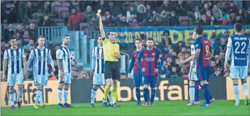  ??  ?? ELIMINADOS EN COPA. Los jugadores de la Real Sociedad pidieron la expulsión de Luis Suárez en dos ocasiones del partido.