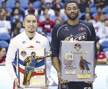  ?? JUN MENDOZA ?? Best Player of the Conference Paul Lee and Best Import Mike Harris.