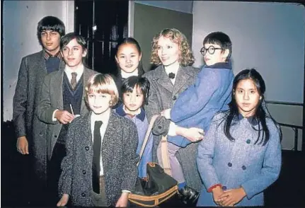  ??  ?? Mia Farrow ha tenido 4 hijos biológicos y 10 adoptados; a su lado, Soon Yi, hoy esposa de Woody Allen