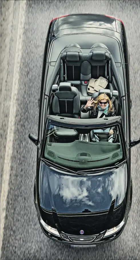  ?? WECKSTRöM
FOTO: LEIF ?? LÄTT ATT LE. Med en turbo på två liter, automatlåd­a och taket nere är körglädjen maxad för Susann Sonntag.