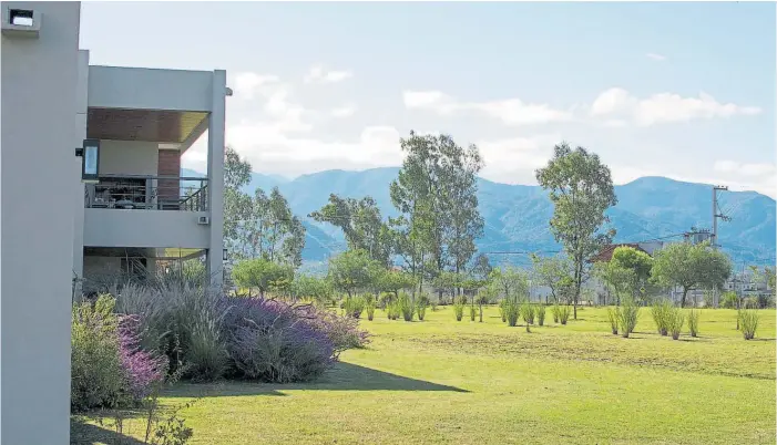  ??  ?? Residencia permanente. La mayoría de los habitantes son salteños que quieren vivir en contacto con la naturaleza, pero cerca de la ciudad.