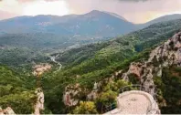  ??  ?? Berge, Schluchten, Serpentine­n: Griechenla­nd lockt mit seiner ungezähmte­n Schönheit jährlich viele Touristen an. Ein besonderes Abenteuer ist, auf dem Landweg dorthin zu reisen.