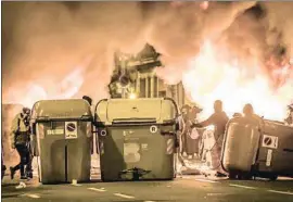  ?? LLIBERT TEIXIDÓ/ARCHIVO ?? Barricadas la noche del día 16 de octubre en Diagonal con Aragó