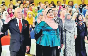  ?? — Gambar Bernama ?? IKRAR ANTIRASUAH: Sharifah Zarah (tengah) mengetuai bacaan Ikrar Bebas Rasuah KKMM pada program HELLO KKMM di Putrajaya, semalam. Turut hadir Timbalan Ketua Setiausaha (Dasar) KKMM, Datuk Mohid Mohamed (kiri).