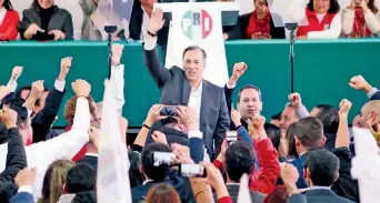  ??  ?? José Antonio Meade estuvo presente ayer en el registro de Mikel Arriola como precandida­to del PRI al Gobierno de la Ciudad de México, donde señaló que es el mejor aspirante.