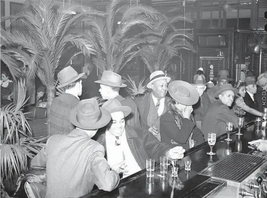  ?? RUSSELL LEE/LIBRARY OF CONGRESS ?? Patrons at Palm Tavern on 47th Street in Chicago, circa 1941. The bar was listed in the Green Book.