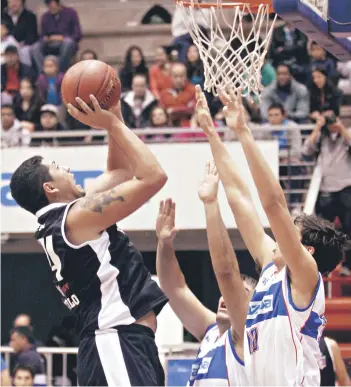  ?? FOTO: JOSE LUIS MUÑOZ ?? Claudio Cabrera encesta para darle el triunfo a Colo Colo.