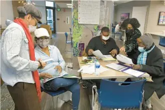  ?? AMY DAVIS/BALTIMORE SUN ?? VOLAR member Marisela Gomez, left, leads a workshop on the history of racial discrimina­tion and how to achieve racial equity. The participan­ts behind her are Lanita M. Staton, from left, Ammir Ansarullah, Sabriya Linton and Pamela Taylor.