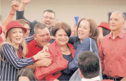  ?? MARÍA JOSÉ HOWELL ?? Aracelly Salas (blusa roja), alcaldesa de San Pablo, celebra su primer lugar por Heredia.