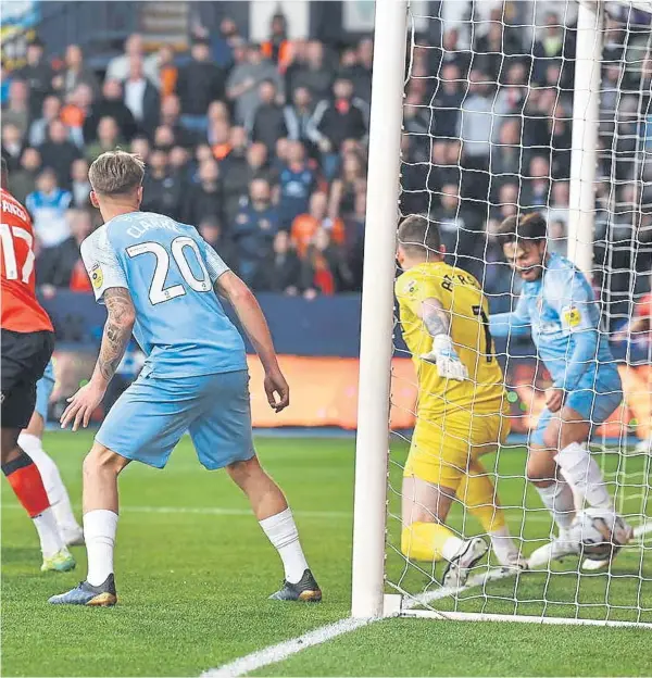  ?? ?? final second leg match at Kenilworth Road,