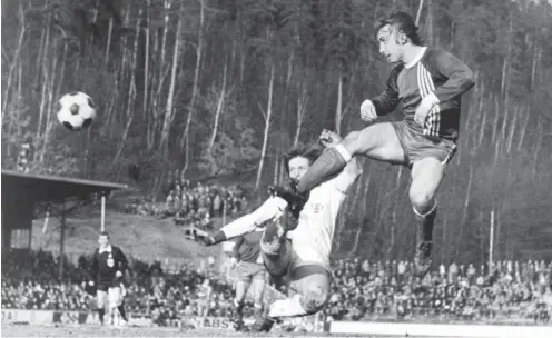  ?? Foto: imago/Kruczynski ?? Typisch Torjäger: Joachim Streich (r.), hier im Oberligasp­iel bei Wismut Aue, schoss von 1975 bis 1985 für den 1. FC Magdeburg 171 Tore.