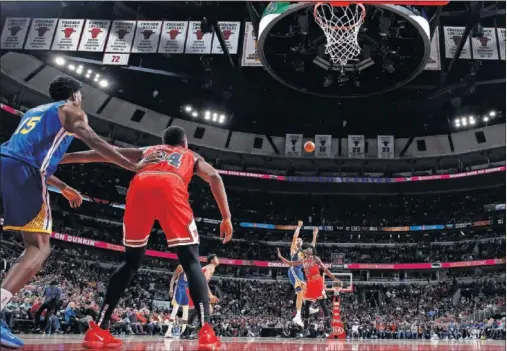  ??  ?? IMPARABLE. Klay Thompson lanza en el United Center de Chicago. El escolta logró la mejor marca de siempre desde la línea de tres.