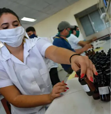  ??  ?? Tres medicament­os son utilizados en Cuba una vez que se confirma un contagio.