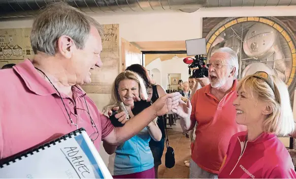  ?? Foto: Michal Růžička, MAFRA ?? První záběry Režisér Jiří Adamec (vlevo) s Jaromírem Hanzlíkem během natáčení filmu Léto s gentlemane­m.