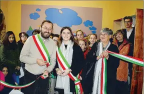  ??  ?? Inaugurazi­one A tagliare il nastro con il sindaco Rossi, Camilla Menchi che guida la giunta junior