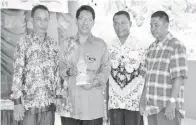  ??  ?? PRASAD (dua dari kiri) bersama Pak Abd Wahab (kiri) dan guru-guru Sekolah SD 002 Nunukan.