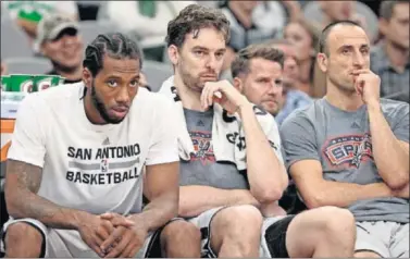  ??  ?? MALESTAR. Pau Gasol observa un partido de los Spurs en el banquillo junto a Leonard y Ginóbili.