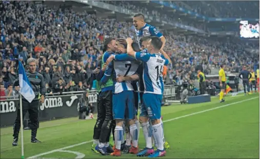  ??  ?? PÓQUER DE GOLES PERICOS. Los jugadores del Espanyol celebran en una eufórica piña el tercer gol, que marcó Piatti de penalti.