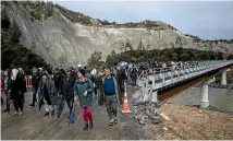  ?? DAVID UNWIN/STUFF ?? About 90 people gathered to take part in the long-awaited opening ceremony for the new Mangaweka Bridge.