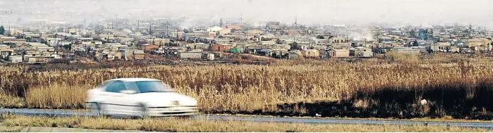  ?? / SYDNEY SESHIBEDI. ?? The smoky view of Tembisa’s newer sections of Winnie Mandela and Tswelopele during a cold winter day.