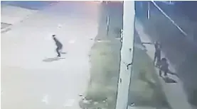  ?? ?? Violencia. En el video se ve que el policía disparó tras ser agredido.
