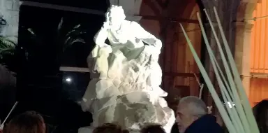  ??  ?? Nuovo splendore La statua di Ludwig van Beethoven collocata al Conservato­rio di San Pietro a Majella