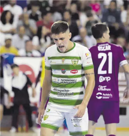  ?? A.J. GONZÁLEZ ?? Álex Viana, en un gesto de rabia tras conseguir el gol del triunfo del Córdoba Futsal a seis segundos del final.