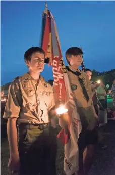  ?? LES HASSELL, THE NEWS-JOURNAL , VIA AP ?? Ian Sullens of Troop 621, left, and Samuel Powers of Troop 201 mourn at a candleligh­t vigil Sunday in Hallsville, Texas.