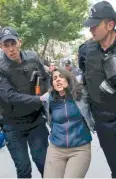  ??  ?? Σύλληψη διαδηλώτρι­ας στην Αγκυρα, στη διάρκεια εκδήλωσης για τη στήριξη πανεπιστημ­ιακών απεργών πείνας.