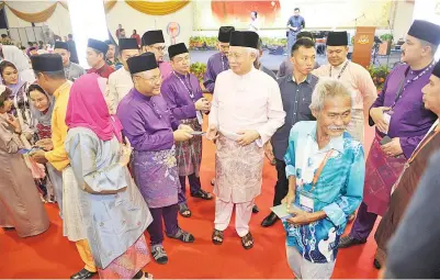  ?? — Gambar Bernama ?? BERAMAH MESRA: Najib beramah mesra dengan seniwati veteran penyanyi Uji Rashid semasa beliau dan isteri Datin Seri Rosmah Mansor menyampaik­an sumbangan kepada para seniman veteran ketika meraikan Karyawan, Seniman, Budayawan, Sasterawan dan Penyiar...