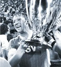  ??  ?? Am 25. Mai 1983 gewann Horst Hrubesch mit dem Hamburger SV den Europapoka­l der Landesmeis­ter, den Vorläufer der Champions League (linkes Bild). Der 70-Jährige übernimmt nun bis Saisonende das Traineramt beim HSV.