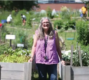  ?? VINCE TALOTTA/TORONTO STAR ?? Liz Kirk says garden volunteers participat­ing in the community market “helps lessen and break down stigma.”