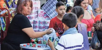  ??  ?? Menores se rehidratan con una soda