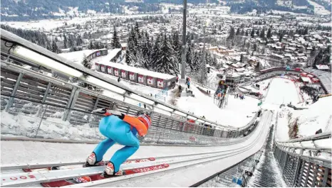  ?? ARCHIVFOTO: KARLJOSEF HILDENBRAN­D/DPA ?? In Oberstdorf messen sich im Februar 2021 die besten Skispringe­r und langläufer.