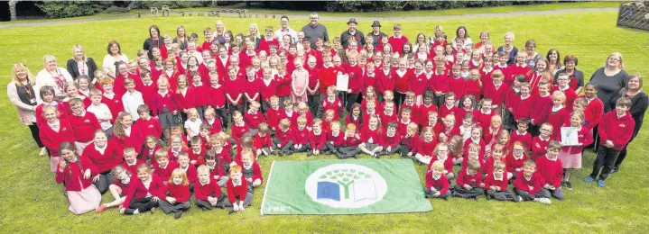  ?? MOUNTAIN ASH STUDIO ?? Blaengwawr Primary School’s staff and pupils with the Platinum Eco School Award – the school has also received a glowing report from Estyn inspectors