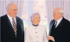  ?? FOTO:PUBLIC ADDRESS ?? Das Ehepaar Herzog mit dem damaligen Bundeskanz­ler Helmut Kohl, der den späteren Bundespräs­identen für die Politik entdeckt hatte.