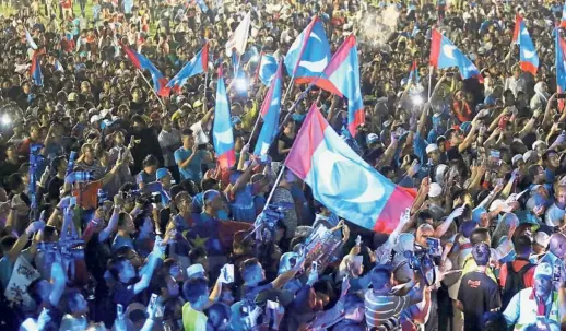  ??  ?? Man of the hour: Supporters turning up in full force to hear Anwar (inset) speak at the Himpunan Merdeka Rakyat gathering at Padang Timur in Petaling Jaya. — AZHAR MAHFOF and FAIHAN GHANI / The Star