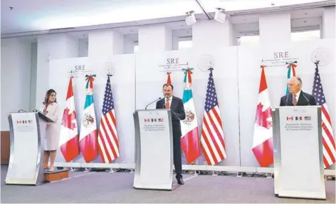  ??  ?? ► Chrystia Freeland, Luis Videgaray y Rex Tillerson durante una conferenci­a de prensa ayer, en México.
