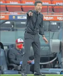 ??  ?? Simeone da indicacion­es en el Camp Nou.