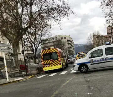  ?? (Photo E.M.) ?? L’accident s’est produit sur un axe très fréquenté aux heures de pointe dans le centre-ville de Toulon.