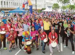  ?? NURUL AMANINA SUHAINI PIC BY ?? Johor Baru City Council Mayor Amran A. Rahman (second row, second from right) flying the Jalur Gemilang at the launch of the JB Wake Up! Car Free Day programme in Johor Baru yesterday.