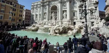  ??  ?? Fontana Di Trevi Non si vedono bancarelle al cospetto del monumento (fotoserviz­io LaPresse)