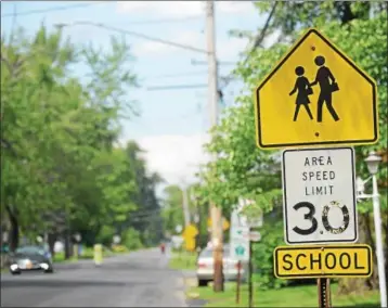  ?? TANIA BARRICKLO-DAILY FREEMAN ?? A sign with 30 mph limit on Washington Avenue near Saugerties High School on Tuesday. Village Board members have set an Aug. 21 public hearing on a proposal to have the speed limit near the high school reduced from 30 mph to 25 mph and to 15 mph when...