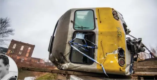 ?? FOTO BELGA ?? De drie beschadigd­e treinstell­en zijn ondertusse­n getakeld met een hijskraan.