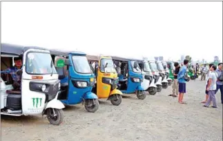  ?? HENG CHIVOAN ?? More than 100 PassApp tuk-tuk drivers gathered on Wednesday to protest against the firm’s move to reduce fares in response to stiff competitio­n with other ride-hailing apps.