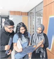  ?? CORTESÍA ?? Los estudiante­s Óscar López, Daniela Navarro y Asma Giyasuddin en la Universida­d Northeastr­ern Illinois.