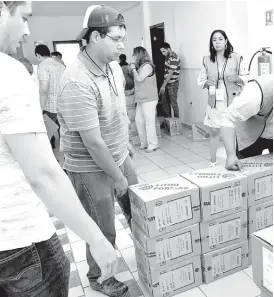  ?? SILVIA AYALA ?? Entregan boletas electorale­s a Consejos Municipale­s.