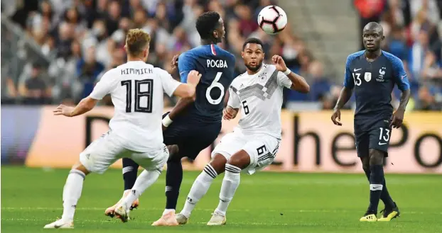  ?? Foto: imago/Bernd König ?? Die jungen Deutschen um Joshua Kimmich (l.) und Serge Gnabry (2.v.r.) konnten die französisc­hen Weltmeiste­r hier und da in Bedrängnis bringen.