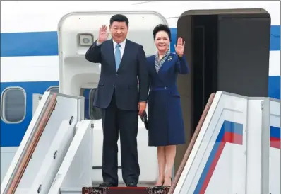  ?? SERGEI KARPUKHIN / REUTERS ?? President Xi Jinping and first lady Peng Liyuan arrive at Moscow’s Vnukovo Internatio­nal Airport on Monday.